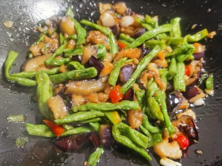 15、豇豆烧茄子,翻炒出锅。