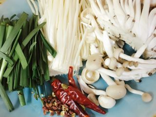 1、四川风水煮鱼,将备好的蔬菜 切段放好 