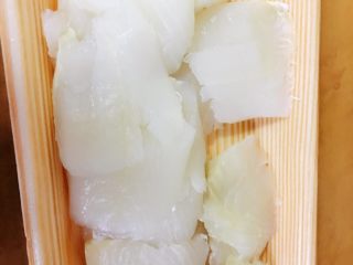 2、四川风水煮鱼,鱼 斜刀切片  然后沾薄薄一层淀粉 备用