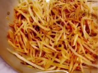 3、四川风水煮鱼,热锅不放油 放入四川豆瓣酱  放入个人喜好的蔬菜翻炒 韭菜不要放 