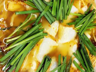 5、四川风水煮鱼,烧开后转小火煮 放入鱼片 最后放一层韭菜 直到煮熟