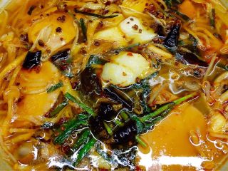 6、四川风水煮鱼,后一步就是最提香的 把备好的辣椒 花椒 用热油爆香  这一步不介意放太多的油  油大会影响鲜味 也对身体不健康 差不多 一勺左右 主要是提香  油香味浓后 热油均匀的淋到鱼锅上 即可