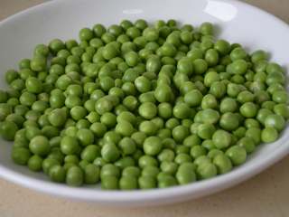 3、三色炒豌豆,豌豆去皮。