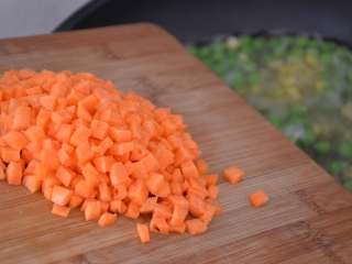 9、三色炒豌豆,最后倒入胡萝卜丁。