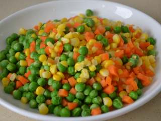 12、三色炒豌豆,控干水分备用。