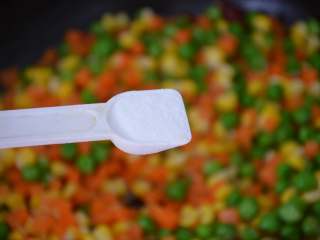 16、三色炒豌豆,加1勺盐。