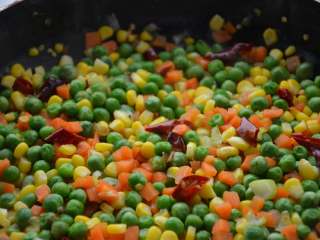 18、三色炒豌豆,炒熟即可。