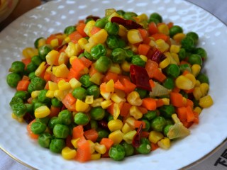 19、三色炒豌豆,装盘。