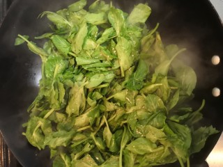 4、清炒豆苗,油热，倒入豆苗