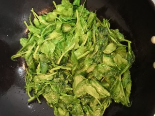 5、清炒豆苗,把豆苗，翻炒均匀