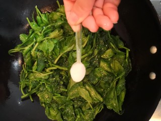 6、清炒豆苗,放入盐