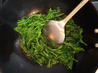 7、清炒豆苗,再次翻炒均匀