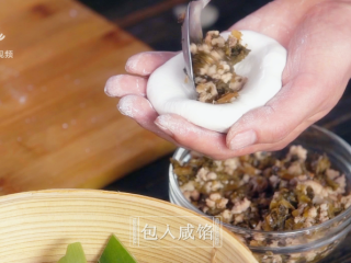19、清明吃叶儿粑，童年味道唤醒舌尖上的乡愁,同样方法包入咸馅料
