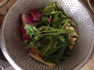 2、十三香龙虾,蔬菜料头准备好，喜欢吃洋葱和青椒可以多点。