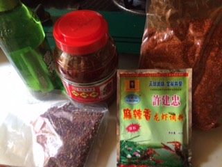 3、十三香龙虾,啤酒，鹃城牌豆瓣酱，四川粗辣椒面，四川红花椒，许建忠牌十三香。