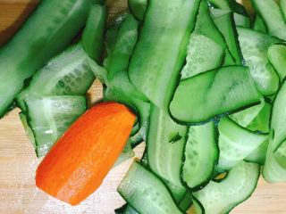 3、凉拌黄瓜卷,胡萝卜削去外皮。