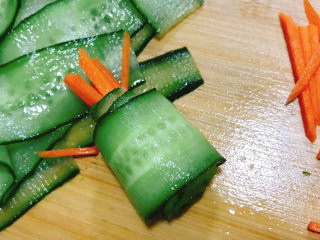 7、凉拌黄瓜卷,卷好的青瓜卷