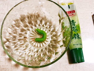 9、凉拌黄瓜卷,拿一个小碗，挤入芥末