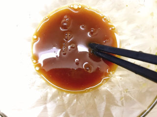 11、凉拌黄瓜卷,搅拌均匀。