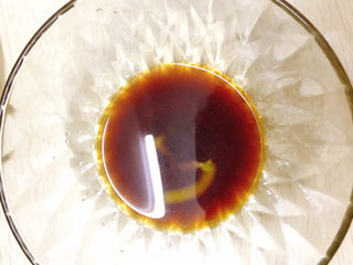 10、凉拌黄瓜卷,放入寿司酱油