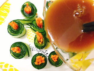 12、凉拌黄瓜卷,将芥末汁淋在青瓜卷上