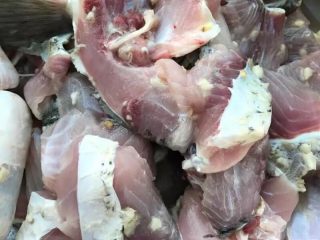 1、懒人酸菜鱼,将鱼肉洗干净，搁盆放入淀粉，蒜姜末，少许盐，一勺料酒。腌制十五分钟左右