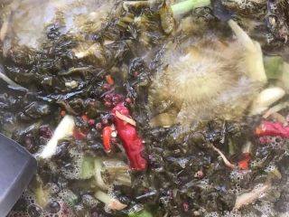 4、懒人酸菜鱼,将锅烧热倒入少许食用油，再加一个猪油。将混合油烧热关火放入准备好的叫，开中火翻炒。放入酸菜继续翻炒。炒个三四分钟倒入清水，加2克胡椒粉！水烧开加入盐，鸡精，味精，多熬几分钟，先下鱼头再下鱼骨再次熬开将鱼肉下锅。为了避免便咸少盐，可以自己尝一尝肉！鱼肉下锅熬开，用锅铲轻轻松动一下鱼肉避免黏在一起就可以起锅了