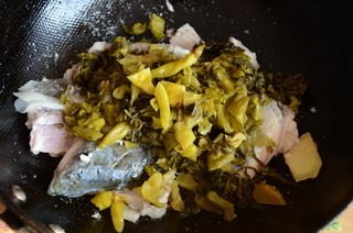 11、酸菜鱼,放入酸菜和泡椒翻炒