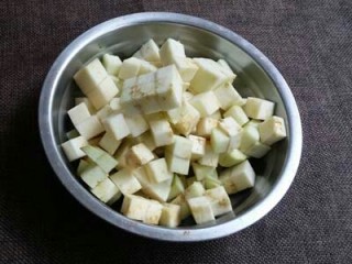 2、宫保茄子,茄子洗净去皮，切成一公分见方的丁