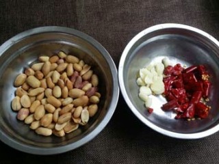 3、宫保茄子,盐酥花生米去皮，辣椒切段