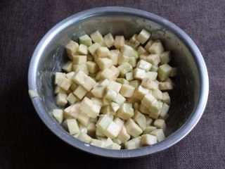 4、宫保茄子,鸡蛋液、淀粉和成糊，将茄丁挂薄糊