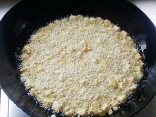 6、宫保茄子,茄丁放温油中炸微黄色