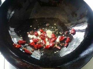 7、宫保茄子,葱、姜、蒜、辣椒、花椒炒出香味