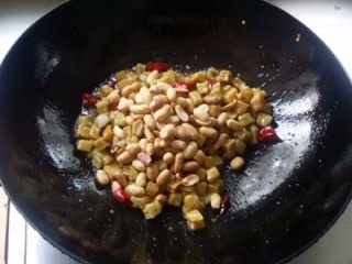 8、宫保茄子,放入茄丁、花生米，倒入调味汁翻炒均匀