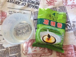 1、精美米面凉糕“夏天的味道”,准备好凉糕粉和凉开水500克备用