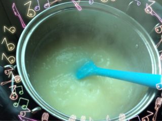 3、精美米面凉糕“夏天的味道”,锅中放入2500克凉水烧开，把放置的调好的粉倒入锅中一边煮一边搅拌至煮熟（约5分钟）