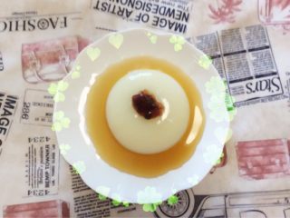 6、精美米面凉糕“夏天的味道”,红糖用水化开加入蜂蜜拌均，倒入糕中，我还加了蓝莓酱 一碗凉爽可口的甜品就好了。