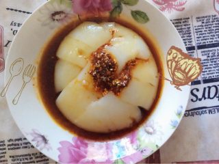 7、精美米面凉糕“夏天的味道”,这是一份咸的，碗中放酱油，醋，香油，油泼辣子拌均浇在凉糕上，一碗酸辣爽口的凉糕就成功了