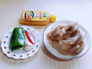 1、比肉还好吃的鸡汁炒平菇,准备食材，甜椒去根，去籽，我用了一半。