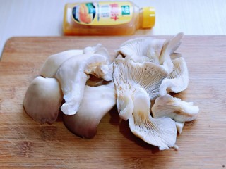 2、比肉还好吃的鸡汁炒平菇,平菇去根，再撕成小块。(手撕即可)