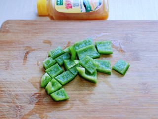 3、比肉还好吃的鸡汁炒平菇,将甜椒洗干净，切小块。(块不要切的太大)