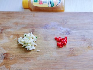 4、比肉还好吃的鸡汁炒平菇,蒜去皮切碎，红辣椒去根切碎。