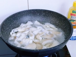 5、比肉还好吃的鸡汁炒平菇,锅中加入纯净水大火烧开，下入撕小块的平菇，大火焯水2分钟，捞出用冷水冲洗后挤干水分。