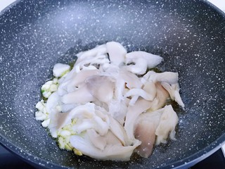 7、比肉还好吃的鸡汁炒平菇,加入挤干水分的平菇翻炒。