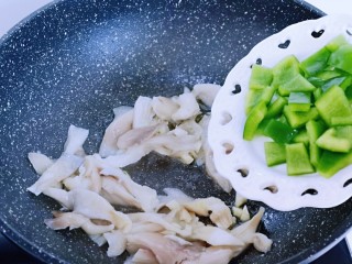 8、比肉还好吃的鸡汁炒平菇,加入切好呢甜椒块，小火翻炒均匀。