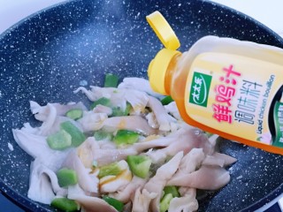 9、比肉还好吃的鸡汁炒平菇,加入鲜鸡汁，再加入半小碗纯净水，也可以按可以喜欢调味。