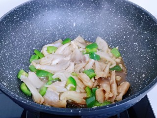 10、比肉还好吃的鸡汁炒平菇,中小火炒至，将平菇炒熟即可出锅。