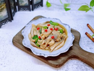 11、比肉还好吃的鸡汁炒平菇,盛出装盘，撒上切切好的红辣酱做装饰。