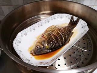 5、剁椒鲫鱼,将腌好的鱼放入锅中，鱼肚里放适量葱叶，大火蒸10分钟。