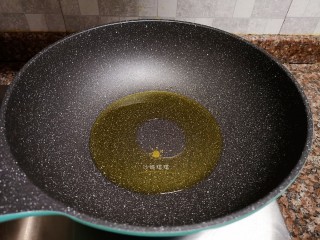 6、剁椒鲫鱼,蒸鱼的同时炒料汁，热锅倒油烧至八成热。